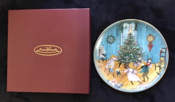 Christmas Joy imited edition plate by P Buckley Moss. Early edition in mint condition with box and certificate.