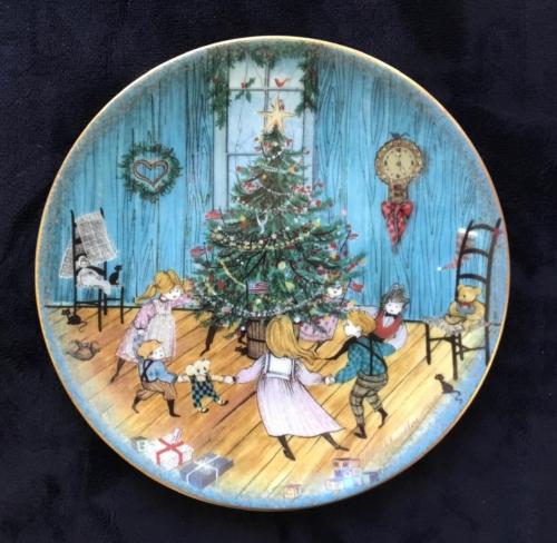 Christmas-Joy-limited-edition-plate-P-Buckley-Moss-Early-edition-mint-condition-with-box-and-certificate.